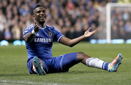 Samuel Eto'o z Chelsea slaví gól proti Tottenhamu