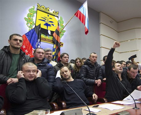 Prorutí radikálové pronikli do sídla místní správy ve východoukrajinském Doncku. Dole uprosted jejich vdce Pavel Gubarev.