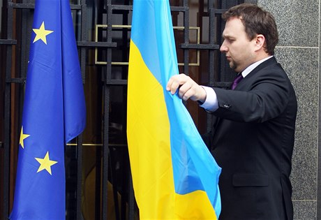  Ministr zemdlství Marian Jureka vyvsil ped budovou úadu ukrajinskou státní vlajku. 