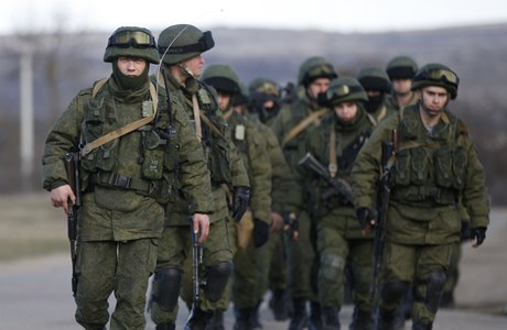Rutí vojáci u vojenské základny v Perevalném nedaleko Simferopolu.