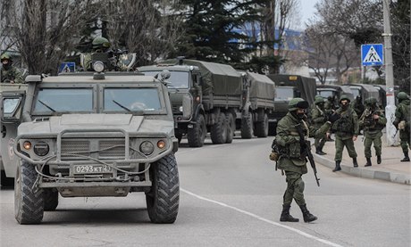 Vojáci v neznaených uniformách stojí na strái na pedmstí msta Sevastopol.