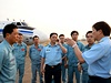 Záchranái z vietnamských vzduných sil se pipravují na pátrací akci.