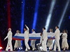 Povená delegace nese ruskou vlajku na zahájení paralympijských her v Soi