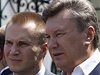 Viktor Janukovy (vpravo) se svm synem Oleksandrem.