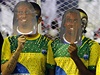 Brazílie letos hostí fotbalové MS a je to znát i na karnevalu. Na snímku píznivci brazilského reprezentanta Tingy. 