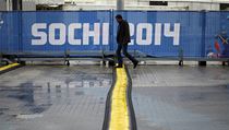 Muž překračuje kabely v olympijském areálu v Soči. | na serveru Lidovky.cz | aktuální zprávy