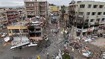 Na situaci a atmosféře ve městě na turecko-sysrké hranici po bombových útocích 11. května fascinovala kombinace vyrovnanosti, rezignace a zvláštního klidu. Ani stopa po panice. Na situaci a atmosféře ve městě na turecko-sysrké hranici po bombových útocích 11. května fascinovala kombinace vyrovnanosti, rezignace a zvláštního klidu. Ani stopa po panice.