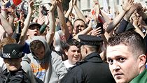 „Nikdo jiný než EDL si dosud netroufl veřejně protestovat a přiznat, že se proti nám vede válka,“ prohlásil v pondělí 27. května v projevu na demonstraci v Londýně uspořádané tímto hnutím jeho předseda Tommy Robinson. „Nikdo jiný než EDL si dosud netroufl veřejně protestovat a přiznat, že se proti nám vede válka,“ prohlásil v pondělí 27. května v projevu na demonstraci v Londýně uspořádané tímto hnutím jeho předseda Tommy Robinson.