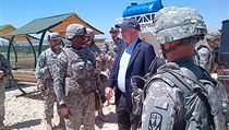 Senátor John McCain s americkými vojáky na základně v jižním Turecku, odkud se vydal na setkání se syrskými povstalci. Senátor John McCain s americkými vojáky na základně v jižním Turecku, odkud se vydal na setkání se syrskými povstalci.