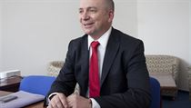 „Nutná podmínka, kterou stát musí vůči podnikatelům zachovat, je, aby jim neškodil,“ říká Tomáš Hajdušek, který je od 2. dubna náměstkem ministra průmyslu a obchodu pro podnikání a ochranu spotřebitele. „Nutná podmínka, kterou stát musí vůči podnikatelům zachovat, je, aby jim neškodil,“ říká Tomáš Hajdušek, který je od 2. dubna náměstkem ministra průmyslu a obchodu pro podnikání a ochranu spotřebitele.