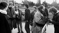 Akce Českých dětí 21. března 1989 ke 47. výročí zastřelení štábního kapitána Václava Morávka agenty gestapa se zúčastnili Petr Placák, Luděk Marks, Jana Miklušáková, Antonín Hradílek, Leon Ivan, neznámý muž a Lenka de Martini (zprava doleva). Akce Českých dětí 21. března 1989 ke 47. výročí zastřelení štábního kapitána Václava Morávka agenty gestapa se zúčastnili Petr Placák, Luděk Marks, Jana Miklušáková, Antonín Hradílek, Leon Ivan, neznámý muž a Lenka de Martini (zprava doleva).