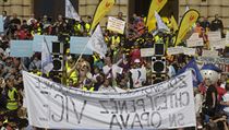 Demonstrace proti vládním škrtům se na konci září v Praze zúčastnilo zhruba 40 tisíc lidí. Demonstrace proti vládním škrtům se na konci září v Praze zúčastnilo zhruba 40 tisíc lidí.