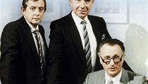 Populární britský sitkom Jistě, pane ministře vychází na DVD i v češtině. Sir Humphrey stojí uprostřed. Populární britský sitkom Jistě, pane ministře vychází na DVD i v češtině. Sir Humphrey stojí uprostřed.