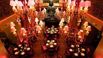 Na bar v pražském Buddha-Bar Hotelu dohlíží gigantická socha Buddhy a J&T. Na bar v pražském Buddha-Bar Hotelu dohlíží gigantická socha Buddhy a J&T.