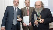 Laureáti letošní sluneční ceny: Čestmír Klos (vpravo) a za Národní divadlo jeho ředitel Ondřej Černý (vlevo) a energetický manažer Miroslav Růžička. Laureáti letošní sluneční ceny: Čestmír Klos (vpravo) a za Národní divadlo jeho ředitel Ondřej Černý (vlevo) a energetický manažer Miroslav Růžička.