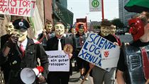 Zprvu se skupina Anonymous omezila na internet, v poslední době vyšli aktivisté do ulic. Zprvu se skupina Anonymous omezila na internet, v poslední době vyšli aktivisté do ulic.