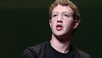Mark Zuckerberg, zakladatel Facebooku, systému, který je údajně nepostradatelný a zároveň trochu strašidelný. Mark Zuckerberg, zakladatel Facebooku, systému, který je údajně nepostradatelný a zároveň trochu strašidelný.