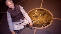 Muhammad Júnus musel vyvracet podezření, že jeho banka zpronevěřila 100 milionů dolarů. Muhammad Júnus musel vyvracet podezření, že jeho banka zpronevěřila 100 milionů dolarů.