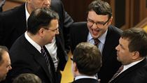 Premiér Petr Nečas (vlevo uprostřed) bude při řešení kauzy bývalého ministra životního prostředí Pavla Drobila (vpravo uprostřed) volit mezi tím, co od něho očekávají jeho voliči a co jeho spolustraníci. Premiér Petr Nečas (vlevo uprostřed) bude při řešení kauzy bývalého ministra životního prostředí Pavla Drobila (vpravo uprostřed) volit mezi tím, co od něho očekávají jeho voliči a co jeho spolustraníci.