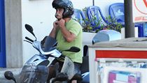 Toskánská motospojka Milan Urban. Nejen v roli nosiče pizzy byl jistě užitečným členem rozmanité jachetní společnosti. Toskánská motospojka Milan Urban. Nejen v roli nosiče pizzy byl jistě užitečným členem rozmanité jachetní společnosti.