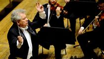 Dirigent Jiří Bělohlávek vymění Londýn a Symfonický orchestr BBC za Prahu a Českou filharmonii. Dirigent Jiří Bělohlávek vymění Londýn a Symfonický orchestr BBC za Prahu a Českou filharmonii.