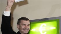 Estonský premiér Andrus Ansip s 20eurovou bankovkou, kterou si vyzvedl z bankomatu v hlavním městě Tallinnu. Estonský premiér Andrus Ansip s 20eurovou bankovkou, kterou si vyzvedl z bankomatu v hlavním městě Tallinnu.