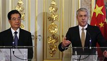 Čínský prezident Chu Ťin-tchao (vlevo) se sešel 7. listopadu 2010 v Lisabonu s portugalským premiérem Josém Sócratesem. Čínský prezident Chu Ťin-tchao (vlevo) se sešel 7. listopadu 2010 v Lisabonu s portugalským premiérem Josém Sócratesem.
