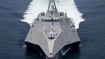 Válečná loď LCS2 Independence byla vyrobena v alabamských docích Mobile. US Navy hodlá pořídit deset takových krasavců s revolučním designem katamaranového typu. Válečná loď LCS2 Independence byla vyrobena v alabamských docích Mobile. US Navy hodlá pořídit deset takových krasavců s revolučním designem katamaranového typu.