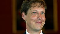 Expremiér Stanislav Gross pozastavil své členství v ČSSD poté, co se na veřejnosti opět objevily informace o neprůhledném pozadí privatizace Mostecké uhelné společnosti. Expremiér Stanislav Gross pozastavil své členství v ČSSD poté, co se na veřejnosti opět objevily informace o neprůhledném pozadí privatizace Mostecké uhelné společnosti.