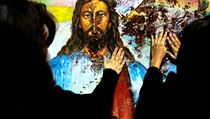 Věřící se dotýkají zkrvaveného obrazu Ježíše Krista v koptském ortodoxním chrámu v Alexandrii, před nímž 1. ledna při bombovém atentátu zahynulo 23 lidí a na sto bylo zraněno. Věřící se dotýkají zkrvaveného obrazu Ježíše Krista v koptském ortodoxním chrámu v Alexandrii, před nímž 1. ledna při bombovém atentátu zahynulo 23 lidí a na sto bylo zraněno.