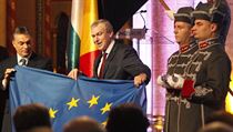 Belgický premiér Yves Leterme (vpravo) předává 6. ledna 2011 v Budapešti svému maďarskému protějšku Viktoru Orbánovi vlajku Evropské unie. Maďarsko se ujalo předsednictví EU, přestože Orbán byl kvůli maďarskému mediálnímu zákonu označován za posledního č Belgický premiér Yves Leterme (vpravo) předává 6. ledna 2011 v Budapešti svému maďarskému protějšku Viktoru Orbánovi vlajku Evropské unie. Maďarsko se ujalo předsednictví EU, přestože Orbán byl kvůli maďarskému mediálnímu zákonu označován za posledního č