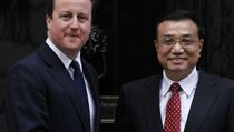 Britský premiér David Cameron se zdraví s čínským vicepremiérem Li Kche-čchiangem před jejich setkáním 10. ledna 2011 v Downing Street 10. Britský premiér David Cameron se zdraví s čínským vicepremiérem Li Kche-čchiangem před jejich setkáním 10. ledna 2011 v Downing Street 10.