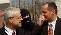 Velitel Útvaru rychlého nasazení Libor Lochman (vpravo) je mnoho let uznávaným policejním profesionálem, který má nesporné renomé v zahraničí. Velitel Útvaru rychlého nasazení Libor Lochman (vpravo) je mnoho let uznávaným policejním profesionálem, který má nesporné renomé v zahraničí.