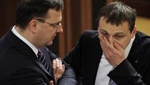 Do konfliktu „VV versus ODS“ se zapojit i premiér Petr Nečas (ODS, vlevo) a ministr dopravy Vít Bárta (Věci veřejné). Do konfliktu „VV versus ODS“ se zapojit i premiér Petr Nečas (ODS, vlevo) a ministr dopravy Vít Bárta (Věci veřejné).