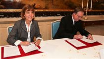 Areva CEO Anne Lauvergeon and ČVUT dean Miroslav Čech have signed a cooperation deal Areva CEO Anne Lauvergeon and ČVUT dean Miroslav Čech have signed a cooperation deal