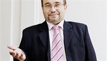 Ministr školství Josef Dobeš, psycholog s věčným úsměvem, včera rozeslal médiím svůj další nápad: dát v roce 2012 půl miliardy na školní psychology, aby jich bylo tisíc. Ministr školství Josef Dobeš, psycholog s věčným úsměvem, včera rozeslal médiím svůj další nápad: dát v roce 2012 půl miliardy na školní psychology, aby jich bylo tisíc.