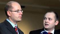 Na březnovém sjezdu sociální demokracie jsou hlavními kandidáty na předsedu ČSSD úřadující místopředseda strany Bohuslav Sobotka (vlevo) a jihomoravský hejtman Michal Hašek. Na březnovém sjezdu sociální demokracie jsou hlavními kandidáty na předsedu ČSSD úřadující místopředseda strany Bohuslav Sobotka (vlevo) a jihomoravský hejtman Michal Hašek.