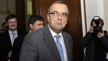 Ani po třech týdnech od spektakulárního prohlášení Miroslava Kalouska o protiútoku v případu IPB není jasné, kdy jej ministr zahájí. Ani po třech týdnech od spektakulárního prohlášení Miroslava Kalouska o protiútoku v případu IPB není jasné, kdy jej ministr zahájí.