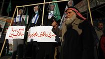 Stoupenci hnutí Hamás se zúčastnili 26. ledna demonstrace na přechodu mezi Gazou a Egyptem proti ústupkům palestinských vůdců při mírových jednáních s Izraelem. V současnosti dle nepotvrzených informací přestala egyptská policie tento přechod střežit. Stoupenci hnutí Hamás se zúčastnili 26. ledna demonstrace na přechodu mezi Gazou a Egyptem proti ústupkům palestinských vůdců při mírových jednáních s Izraelem. V současnosti dle nepotvrzených informací přestala egyptská policie tento přechod střežit.