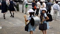 Školní brašna není v Japonsku nic levného, přitom je nezbytným symbolem pro dítě, které jde poprvé do školy. Školní brašna není v Japonsku nic levného, přitom je nezbytným symbolem pro dítě, které jde poprvé do školy.