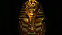 Zlatá Tutanchamonova pohřební maska z faraonovy hrobky. Ta byla jedinou nevykradenou z éry slavných panovníků starého Egypta a zároveň jednou z nejmenších. Část Tutanchamonovy pohřební výbavy byla během nepokojů v Egyptě ukradena. Zlatá Tutanchamonova pohřební maska z faraonovy hrobky. Ta byla jedinou nevykradenou z éry slavných panovníků starého Egypta a zároveň jednou z nejmenších. Část Tutanchamonovy pohřební výbavy byla během nepokojů v Egyptě ukradena.