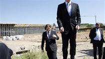 Ministr dopravy Vít Bárta si představuje zastavení rozestavěných dálnic až příliš jednoduše. Ministr dopravy Vít Bárta si představuje zastavení rozestavěných dálnic až příliš jednoduše.