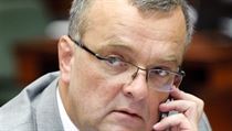 Je ministr financí Miroslav Kalousek démonem, který chce prostřednictvím Finančního analytického útvaru zdiskreditovat občanské i sociální demokraty? Je ministr financí Miroslav Kalousek démonem, který chce prostřednictvím Finančního analytického útvaru zdiskreditovat občanské i sociální demokraty?