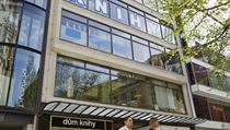 Dům knihy na pražském Václavském náměstí podlehl konkurenci nedalekého Paláce Luxor. Dům knihy na pražském Václavském náměstí podlehl konkurenci nedalekého Paláce Luxor.