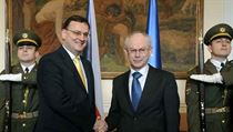 Prezident EU Herman Van Rompuy (vpravo) se během návštěvy Prahy 23. února se sešel i s českým premiérem Petrem Nečasem. Prezident EU Herman Van Rompuy (vpravo) se během návštěvy Prahy 23. února se sešel i s českým premiérem Petrem Nečasem.