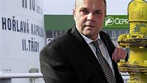 V kauzách proti státní společnosti Čepro stopy vedou k uprchlému podnikateli Radovanu Krejčířovi. V kauzách proti státní společnosti Čepro stopy vedou k uprchlému podnikateli Radovanu Krejčířovi.
