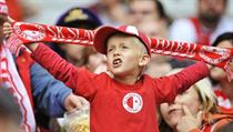 V pražském Edenu je horko. Fotbalová Slavia bojuje v nejvyšší soutěži o přežití a mění majitele. V pražském Edenu je horko. Fotbalová Slavia bojuje v nejvyšší soutěži o přežití a mění majitele.
