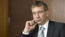 Dle ministerstva práce a sociálních věcí je důchodová reforma v souladu s ústavou. Jeho šéf Jaromír Drábek (TOP 09) vysvětloval základní body reformy v médiích. Dle ministerstva práce a sociálních věcí je důchodová reforma v souladu s ústavou. Jeho šéf Jaromír Drábek (TOP 09) vysvětloval základní body reformy v médiích.