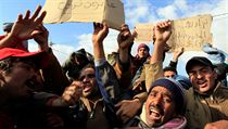Tuniská jasmínová revoluce a egyptské zemětřesení zbořily jednostranný, selektivní a mytologický obraz, jenž si Západ vytvořil o arabském světě. Na ulicích Káhiry a Tunisu se s ozbrojenou mocí střetli demonstranti bouřící se proti autokratickým režimům. Tuniská jasmínová revoluce a egyptské zemětřesení zbořily jednostranný, selektivní a mytologický obraz, jenž si Západ vytvořil o arabském světě. Na ulicích Káhiry a Tunisu se s ozbrojenou mocí střetli demonstranti bouřící se proti autokratickým režimům.