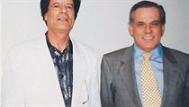 Vůdce libyjské revoluce se svým zkrášlovačem v roce 1994: Muammar Kaddáfí a Liacyr Ribeiro. Vůdce libyjské revoluce se svým zkrášlovačem v roce 1994: Muammar Kaddáfí a Liacyr Ribeiro.